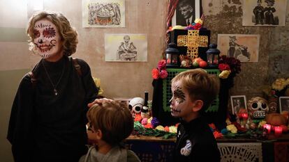 Un grupo de visitantes ante un altar de muertos en la Sala Beckett, en Barcelona. 