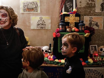 Un grupo de visitantes ante un altar de muertos en la Sala Beckett, en Barcelona. 