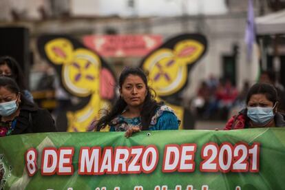 Mujeres participan en una marcha conmemorativa por el Día de la Mujer, en Ciudad de Guatemala.