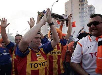 Hinchas del Valencia, camino del estadio Calderón.