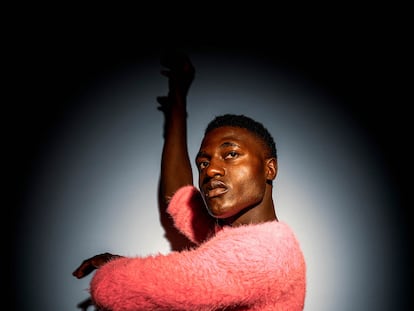 Alex, joven actor camerunés que escapó de su país para huir de la homofobia.