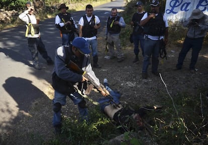 Un grupo de autodefensa tirotea a un miembro del cártel de los Caballeros Templarios, tras un enfrentamiento cerca del pueblo de Parácuaro en el estado de Michoacán (México), 5 de enero de 2014.