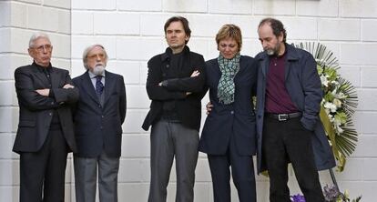 Acto de despedida del escultor Andreu Alfaro, con la presencia de Raimon, el exdirector del IVAM José Ivars y los tres hijos del artista.