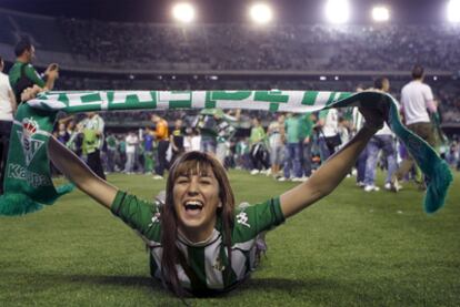 Una aficionada celebra el triunfo del Betis