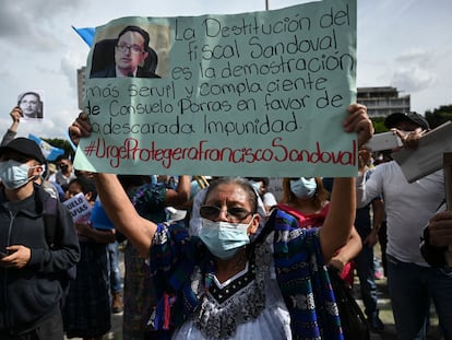 Una manifestante participa en las protestas suscitadas después de la destitución del fiscal Sandoval.