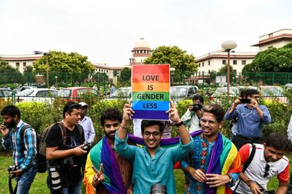 Un grupo de chicos celebra y muestra una pancarta que dice "el amor no tiene género", en Nueva Delhi (India).