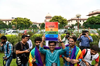 Un grupo de chicos celebra y muestra una pancarta que dice "el amor no tiene género", en Nueva Delhi (India).