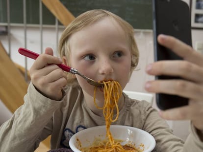 Assistir desenhos no celular ao comer é prática cada vez mais comum entre crianças