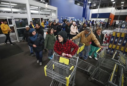 Um grupo de compradores entra na loja de eletrônicos Best Buy, em Chicago (EUA). O dia após o feriado de Ação de Graças, conhecido como Black Friday, marca o início da temporada de compras de Natal, ocasião em que as lojas abrem suas portas já na noite da quinta-feira.