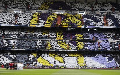 Los jugadores del Atlético y del Real Madrid, se saludan momentos antes del partiod en el estadio Santiago Bernabéu. 