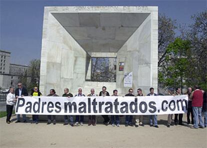 Una veintena de hombres separados han pedido una "ley del divorcio justa que prevea la custodia compartida".