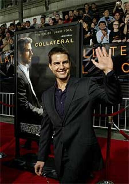 Tom Cruise saluda al público a su llegada al estreno de <i>Collateral.</i>