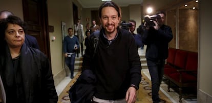 El líder de Podemos, Pablo Iglesias, en los pasillos del Congreso.