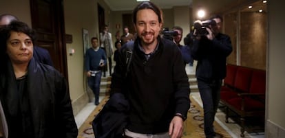 El l&iacute;der de Podemos, Pablo Iglesias, en los pasillos del Congreso.