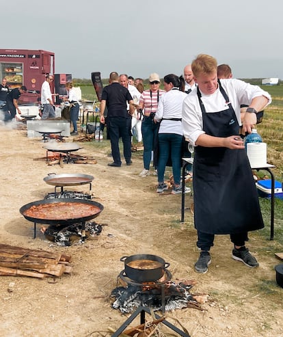 Algunos de los cocineros convocados por el cosechero y molinero Eduardo Torres en la Albufera valenciana.