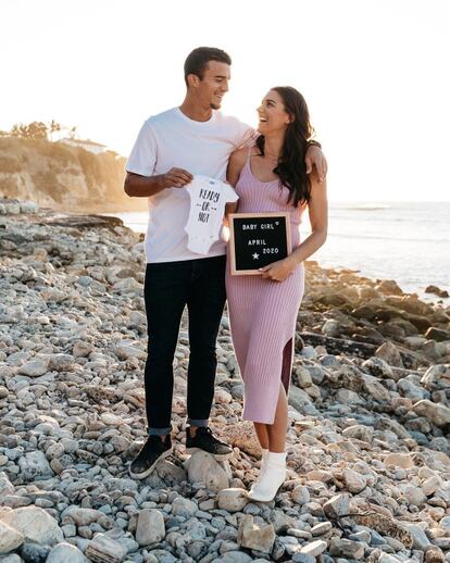 La delantera del Orlando Pride Alex Morgan y el jugador de Los Angeles Galaxy Servando Carrasco esperan su primer bebé, que será niña. "Ya te amamos y aún no te conocemos. El nuevo miembro de la familia Carrasco llegará pronto", escribió la futbolista mejor pagada de 2019 en su cuenta de Instagram.