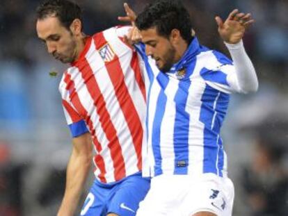 Vela trata de arrebatarle el balón a Juanfran.