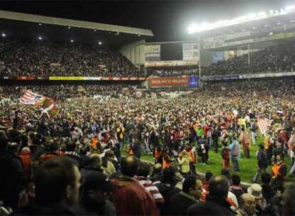 El público invadió el césped de San Mamés tras la victoria del Athletic.