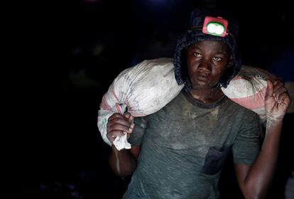 Un joven trabaja en el campamento de la mina de oro Makala, cerca de la ciudad de Mongbwalu (República Democrática del Congo).