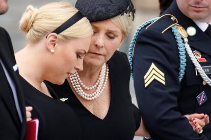 La hija y la viuda de John McCain, Meghan y Cindy, llegan a la catedral de Washington para el funeral.