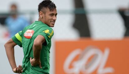 Neymar se entrena con Brasil en Río.