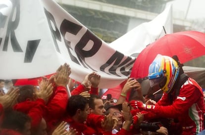 Alonso saluda a sus mecánicos al concluir la carrera. 