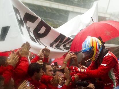 Alonso saluda a sus mecánicos al concluir la carrera. 