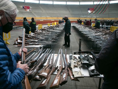 Exposición de armas para subastar en la plaza de toros de Moralzarzal (Madrid), en diciembre pasado.