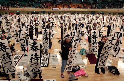 Participantes en un certamen de caligrafía muestran sus trabajos en Tokio,  tiene lugar esta concentración cada año nuevo.