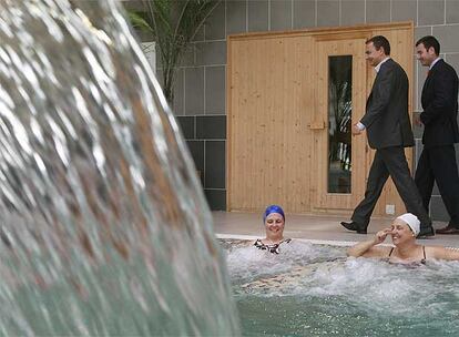 Zapatero ha llegado en tranvía hasta la piscina municipal de agua salada, donde ha saludado a una decena de integrantes de la Asociación de Espondilitis de Parla, que emplean el recinto para sus ejercicios de
rehabilitación de esta enfermedad, que provoca la inflamación de las vértebras y causa su fusión y anquilosamiento.