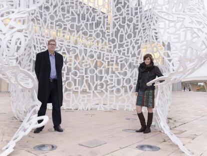 Hugh Forrest y Molly Barton, dentro de la escultura 'El alma del Ebro', de Jaume Plensa, en Zaragoza.