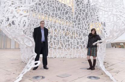 Hugh Forrest y Molly Barton, dentro de la escultura 'El alma del Ebro', de Jaume Plensa, en Zaragoza.