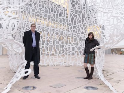 Hugh Forrest y Molly Barton, dentro de la escultura 'El alma del Ebro', de Jaume Plensa, en Zaragoza.