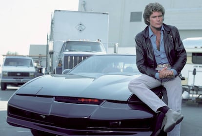 David Hasselhoff, sentado en el el capó del coche Kitt.