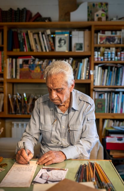 Galicia, en plena sesión de trabajo. A sus 92 años, seguía pintando y escribiendo.