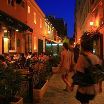 El peatonalizado callejón de Puigcerdá, una de las microcalles secretas del elegante barrio de Salamanca, en Madrid.