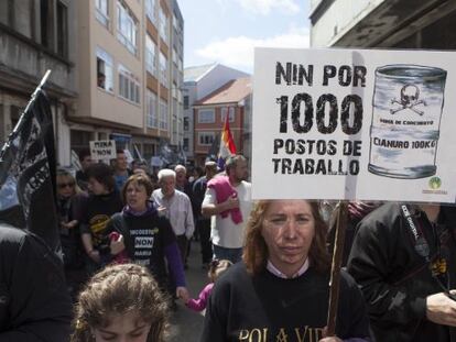 Manifestaci&oacute;n contraria a la mina, hoy, en Carballo.