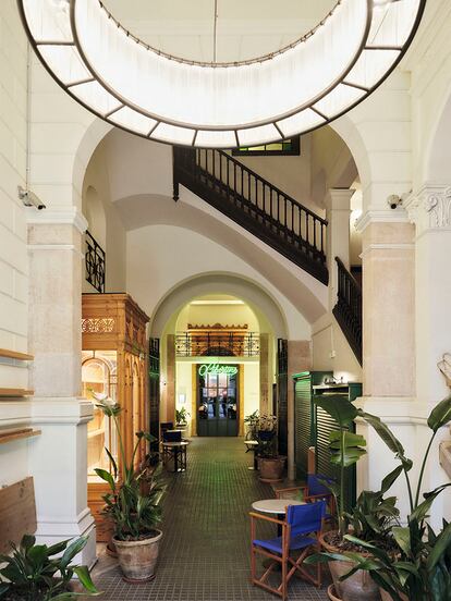 La entrada de Casa Bonay, por donde “queríamos que entrara la calle en el hotel”. Al fondo, el Libertine, coctelería y bar.