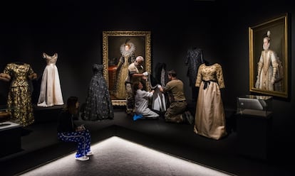 Últimos retoques al montaje de la exposicón 'Balenciaga y la pintura espanola'.