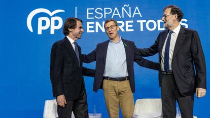 El líder del PP, Alberto Núñez Feijóo, en el centro, acompañado por José María Aznar y Mariano Rajoy en un acto de precampaña en Valencia.