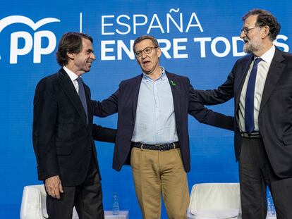 El líder del PP, Alberto Núñez Feijóo (en el centro), entre los expresidentes del Gobierno José María Aznar y Mariano Rajoy, en el foro intermunicipal del partido, en Valencia el sábado.