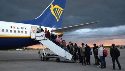 Un grupo de pasajeros sube a bordo de una nave de Ryanair.