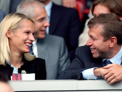 Róman Abramóvich se ríe junto a su esposa Irina en 2003.