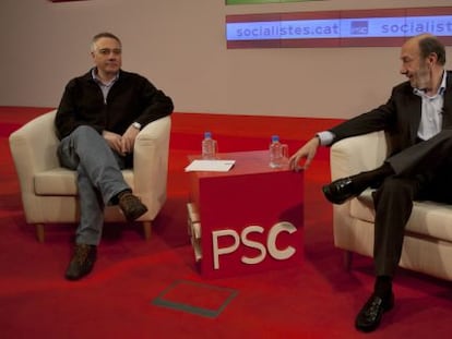 Pere Navarro y Alfredo Pérez Rubalcaba, el pasado mes de diciembre en la sede del PSC