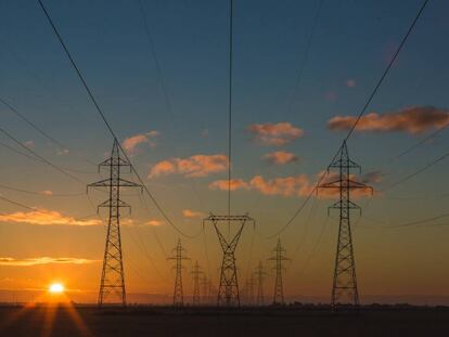 Torres de electricidad al atardecer