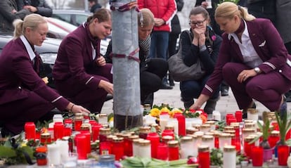 Empleadas de Germanwings dejan velas y flores frente a la sede de la aerol&iacute;nea este mi&eacute;rcoles en Colonia. 