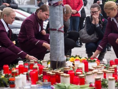 Empleadas de Germanwings dejan velas y flores frente a la sede de la aerol&iacute;nea este mi&eacute;rcoles en Colonia. 