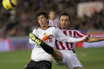 Villa trata de controlar el balón ante Lacruz.