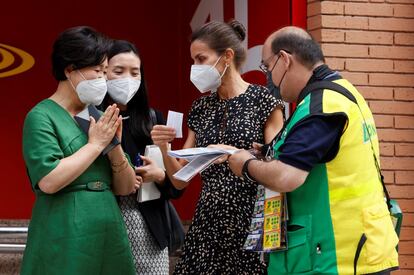 Al término de la visita, doña Letizia y Kim Jung-Sook se han acercado a un vendedor de la ONCE y han comprado dos cupones de la Organización con el número conmemorativo del inicio de las relaciones diplomáticas de España y Corea, el 17 de marzo de 1950. Ambas se han intercambiado los cupones con el número 17350 y el número 50317.