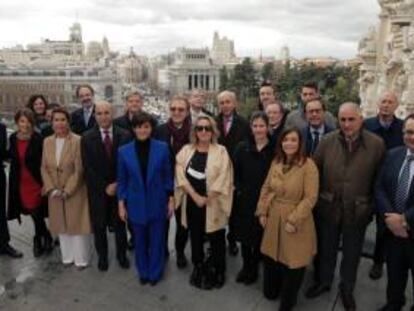 La ministra Isabel Rodríguez, junto a periodistas y comunicadores, miembros del Club Conecta.